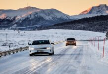 ¿Por qué la tracción a las cuatro ruedas te permite avanzar sobre hielo, pero no te detiene?