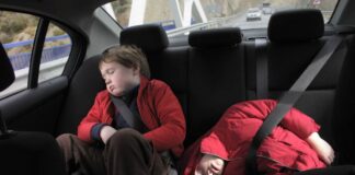 ¿Por qué los los padres sufren accidentes por culpa de los niños en el asiento trasero?